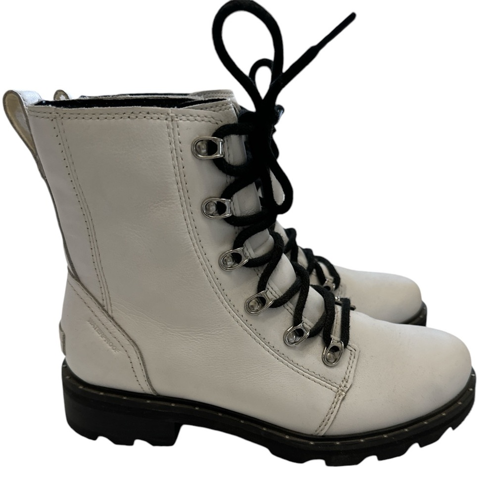 Woman’s size 8 white Sorel waterproof boots 🥾